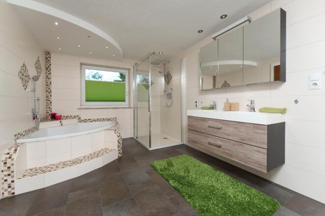 Badezimmer mit Badewanne und Dusche