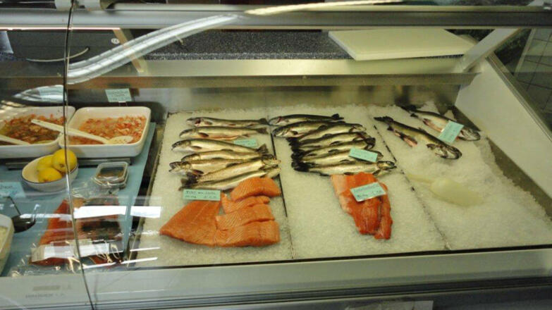 Fischerei_Ecker - Vitrine mit frischen Fischen und Filtes auf Eis
