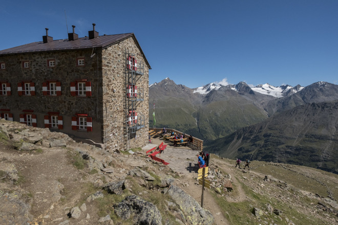 An der Breslauer Hütte oberhalb von Vent ist allein wegen der feinen Aussicht auf die Gipfel zwischen Ramolkogel (l.) und Schalfkogel unbedingt eine Einkehr angesagt.