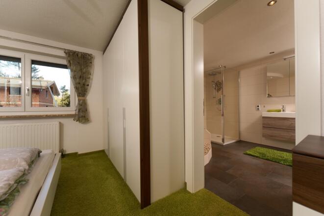 Schlafzimmer mit Durchgang zum Badezimmer