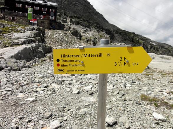 Wegweiser bei der St. Pöltner Hütte