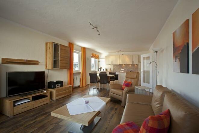 Wohnzimmer mit Esstisch