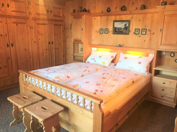 Schlafzimmer mit Doppelbett (160x190cm) 2/4