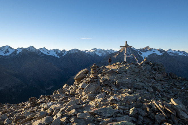 Großartige Gletscherschau am Gipfel des Wilden Mannle: im Hintergrund der Gurgler Hauptkamm mit der Hochwilde in Bildmitte.