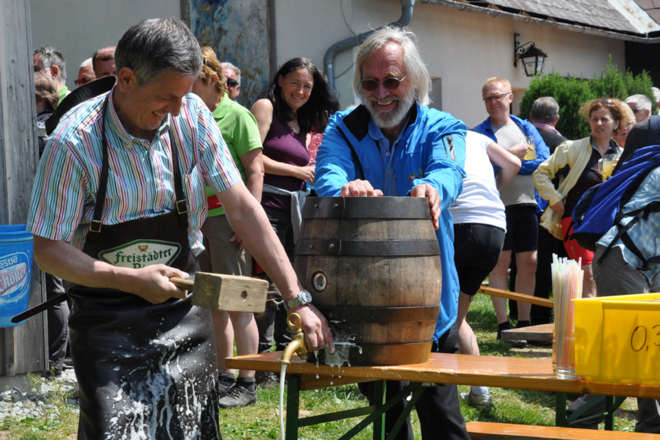 Freibier bei der Eröffnung Gaststube: Bgm. Brandstetter, Obmann Simon
