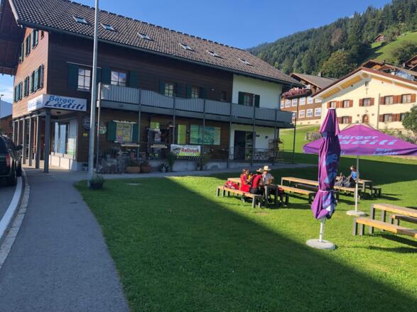 Dorfladen an der Kirche mit den Sitzgelegenheiten
