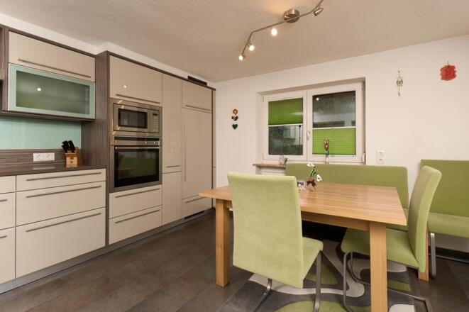 Küche mit Esstisch