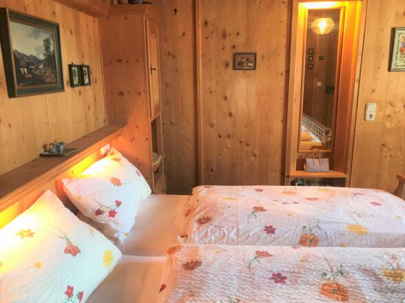 Schlafzimmer mit Doppelbett (160x190cm) 3/4