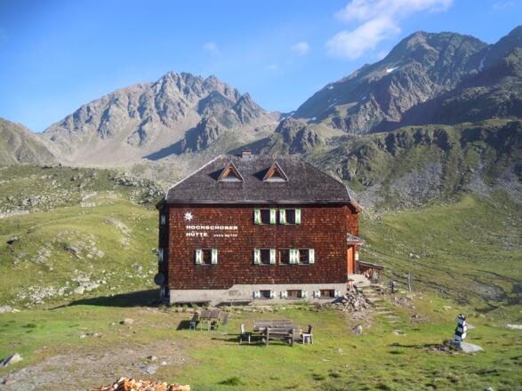 Hochschoberhütte mit Hochschober (rechts)