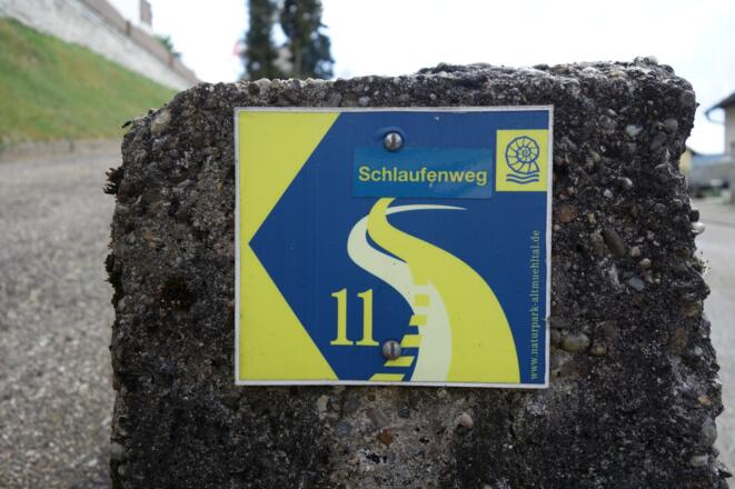 Die Markierung des Schlaufenwegs 11