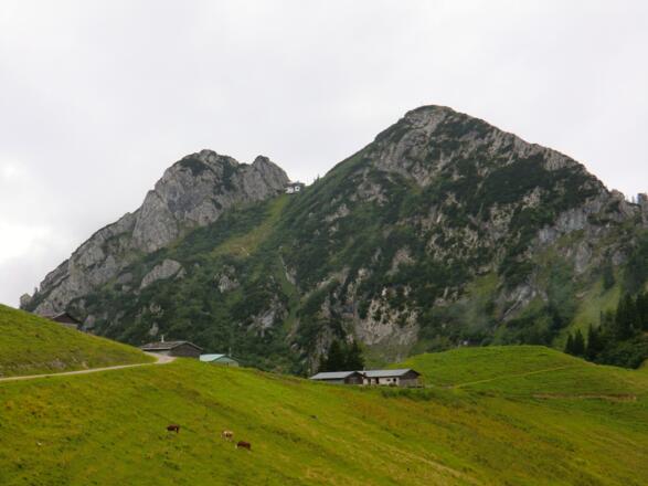 Roßsteinalm. Hinten Tegernseer Hütte