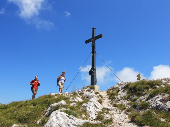 inzell sommer paar wandern panorama gipfelkreuz