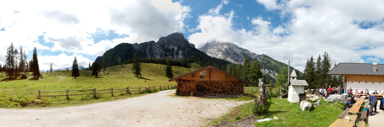 Die Kührointhütte mit dem Watzmann.