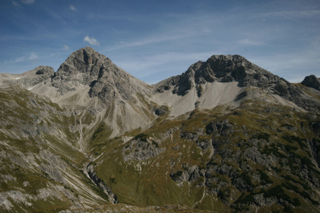 Blick zu Krottenkopf und Ramstallspitze an deren Westflanke der Zustieg verläuft.