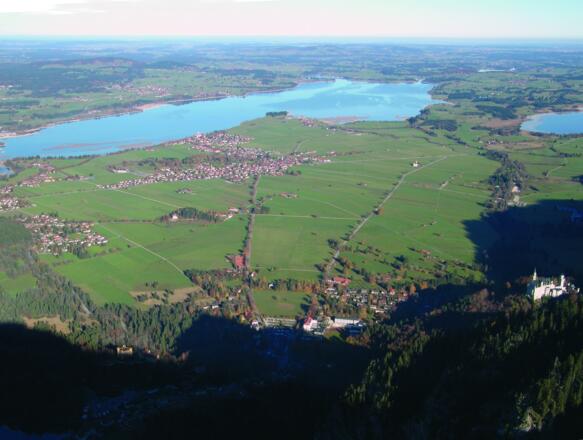 Blick vom Säulinggipfel. Besonders eindrucksvoll ist das große Delta, das der Lech in den ehemaligen Füssener See geschüttet hat.