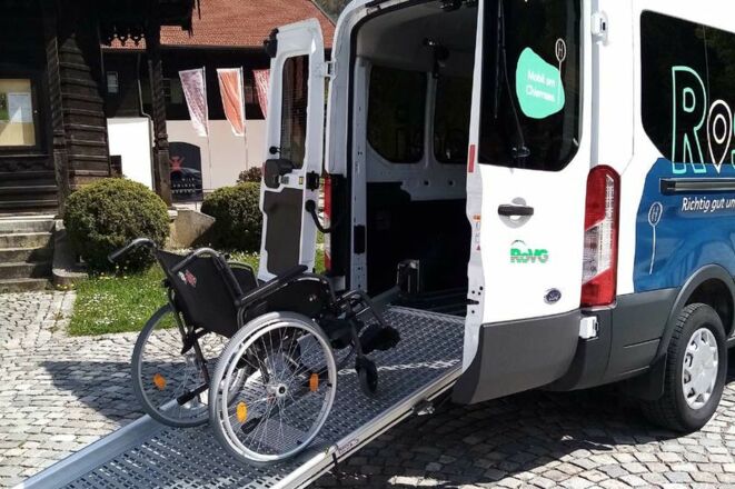 Rosi mit Rollstuhlrampe
