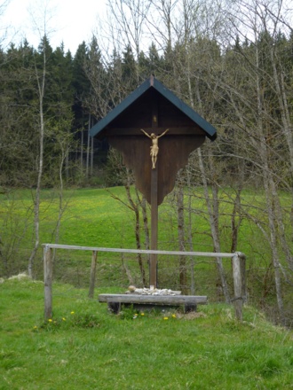 Auf einer Lichtung im Eulenwald südöstlich von Steingaden wird dieses unscheinbare Wegkreuz passiert.