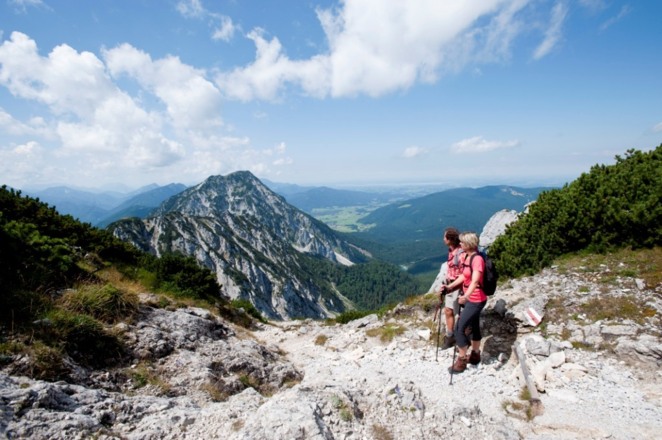 Blick vom Staufen auf Inzell und den Chiemsee