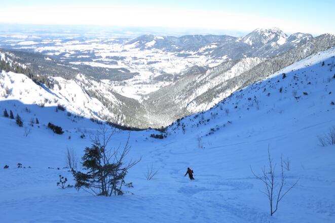 Herrliche Pulverschneeabfahrt mit Blick ins Leitzachtal.