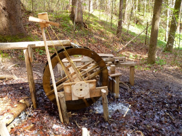 Das Holz-Wasserrad oberhalb des Kalkofenstegs zieht nicht nur Kinder in seinen Bann.