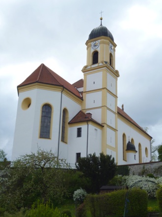 Blick auf die erhöht liegende Bernbeurer Pfarrkirche St. Nikolaus.