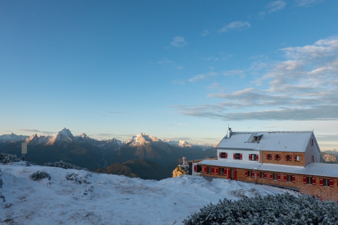 Stöhrhaus im Abendlicht vor Watzmann und Hochkalter