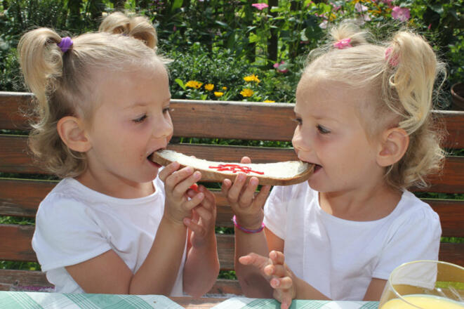 Kinder mit Brot