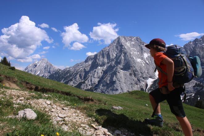 Nach der Feldernalm wird der breite Weg zum Bergsteig