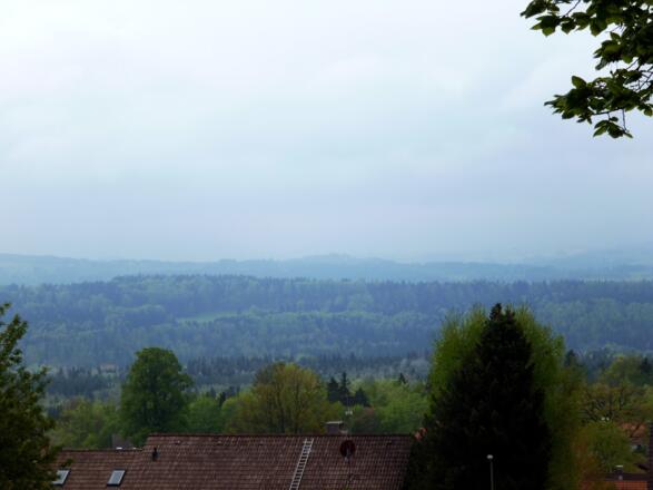 Bei klarer Sicht bietet sich oberhalb von Hohenpeißenberg ein herrlicher Blick über das Alpenvorland bis zu den Bergen.