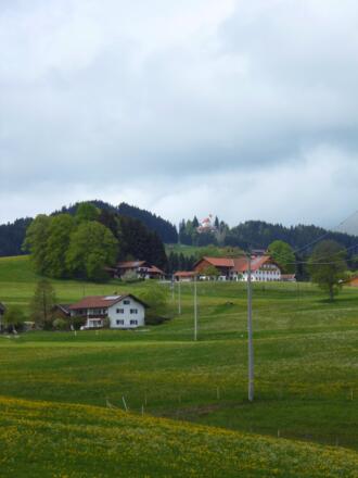 Am Abzweig zwischen Bürstenstiel und Egghof eröffnet sich ein wunderschöner Blick auf die Auerberg-Kirche.