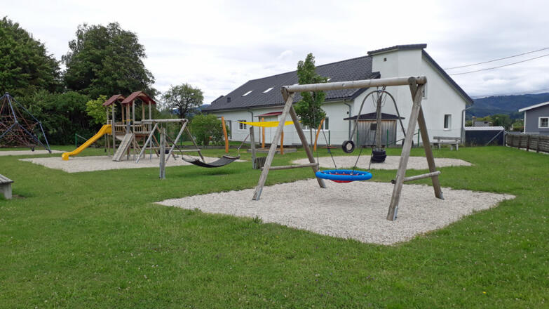 Spielplatz in der Rosenau mit Schaukel und Klettergeruest %c2%a9 G_Hilz