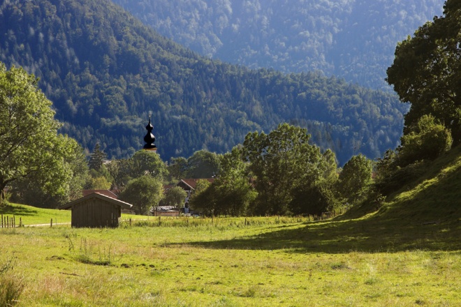 Vorbei an grünen Wiesen, den Blick auf die umliegenden Berge Chiemgau und Berchtesgadener Land. Das ist Nordic Walking in Inzell/Chiemgau.