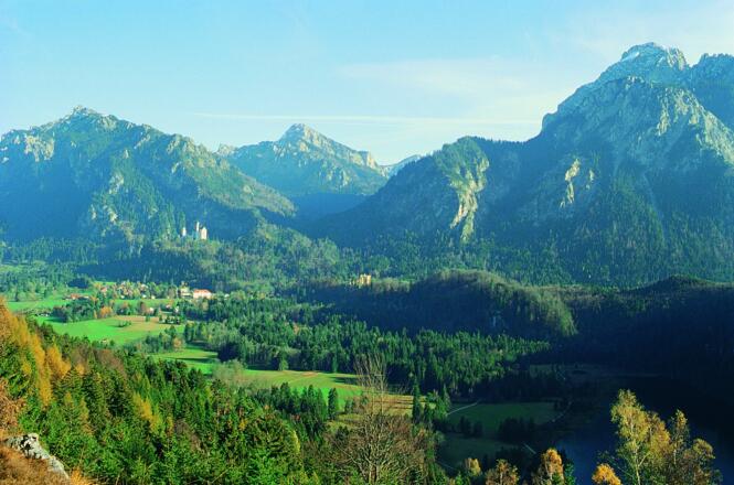 Blick vom Kalvarienberg auf Hohenschwangau, den Säuling (rechts), das Tal der Bleckenau mit Straußberg (Mitte) und den Tegelberg (links).