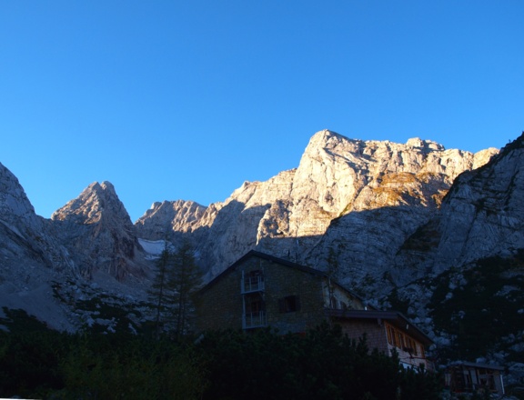 Blaueishütte 1651m noch im Schatten