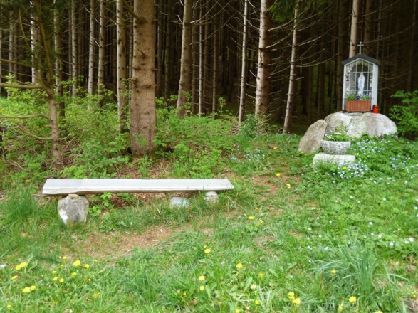 Kleiner Bildstock mit Bank südlich von Burggen.