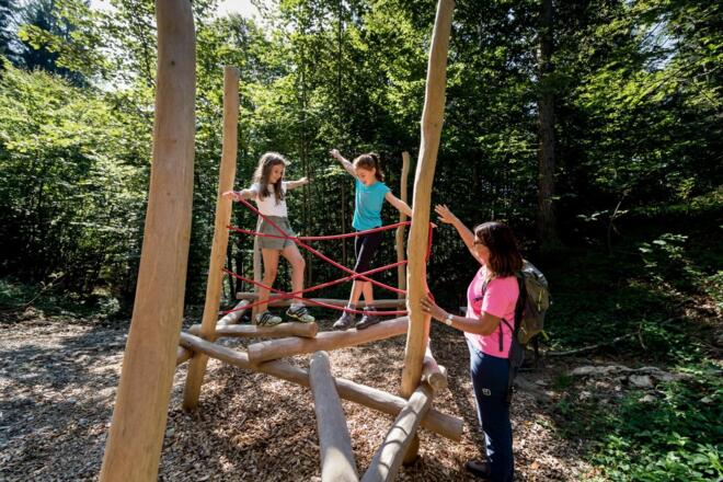NaturerlebniswegKufstein Kinderspielen auf Klettergerüst