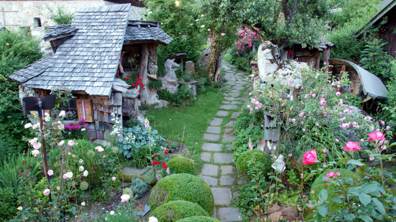 Gartengalerie mit Skulpturen