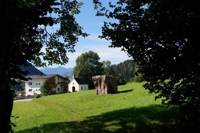 Söll_Dorfrunde_Magischer Stein & Pirchmooskapelle_Wilder Kaiser