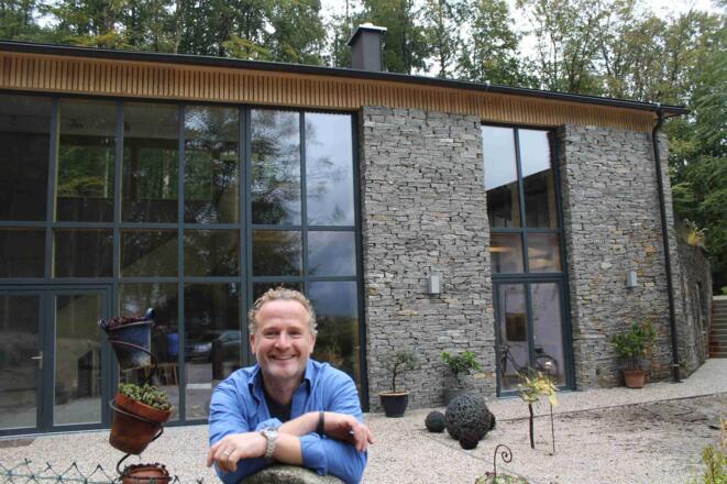 Etienne vor der Werkstatt