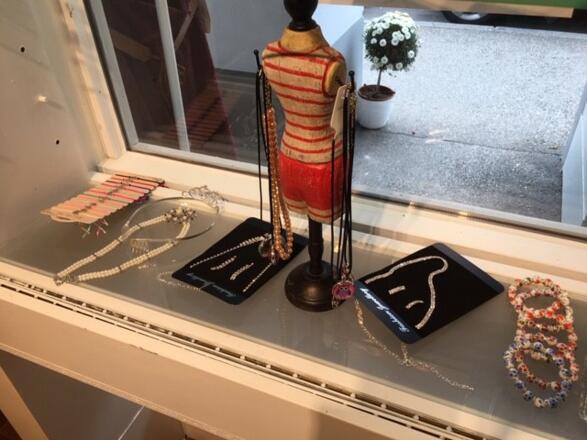 Mona's Boutique