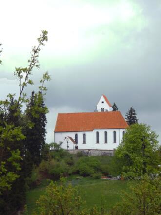 Blick zur St. Georgs Kirche auf dem Auerberg.
