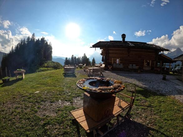 Holzknechtstube mit Ofyr-Grill