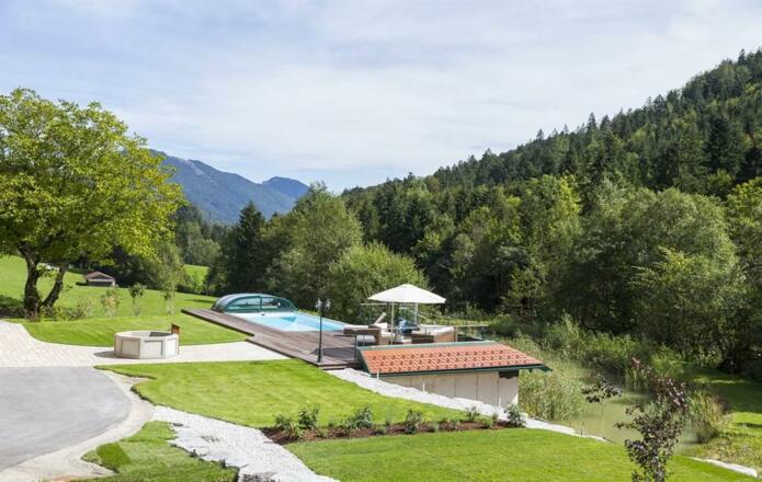 Pool und Landschaft