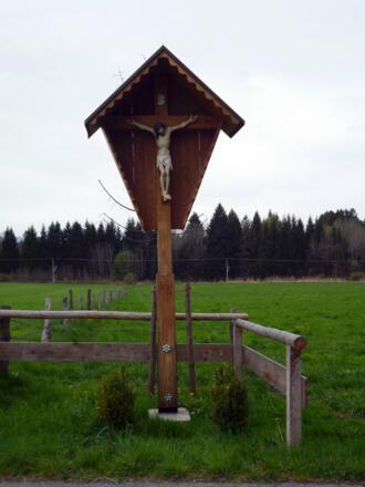 Wegkreuz am Asphaltsträßchen entlang der Bahngleise südlich von Huglfing.