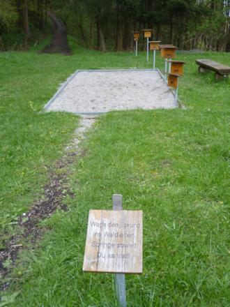 Weitsprunggrube zum Vergleich mit den Sprungweiten der Waldbewohner.