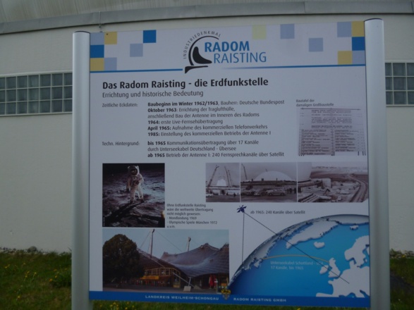 Mehrere Informationstafeln rund um das Radom liefern interessante Details zu dessen Geschichte und Funktionsweise.