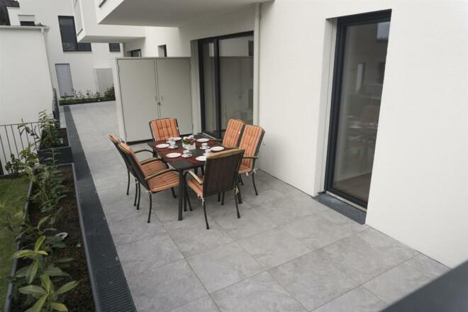 Terasse mit Sitzgelegenheit