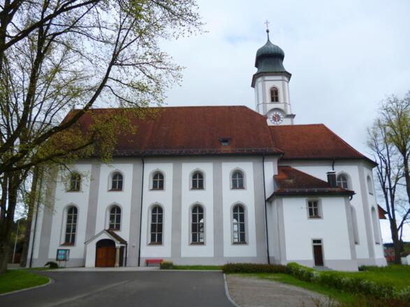 Die Pfarrkirche Mariä Heimsuchung in Lechbruck.