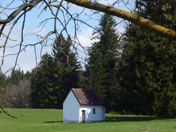 Versteckt am Waldrand steht die kleine Kapelle wenig nördlich von Resle.