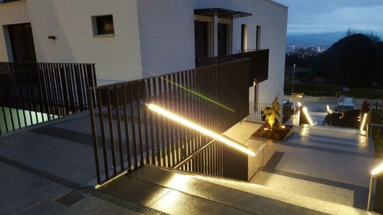 Beleuchteter Aufgang `TheView²`